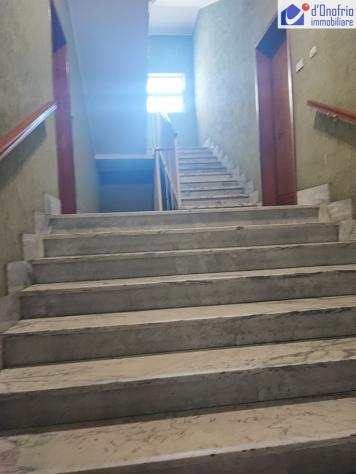 CAMPOBASSO ALLA VIA MONTELLO PROPONIAMO IN VENDITA UN APPARTAMENTO SITO AL TERZO PIANO PRIVO DI ASCENSORE - Foto 2
