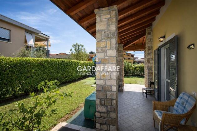 VILLETTA A SCHIERA DI TESTA CON GIARDINO SU TRE LATI E BELLISSIMO PORTICO VIVIBILE - Foto 3