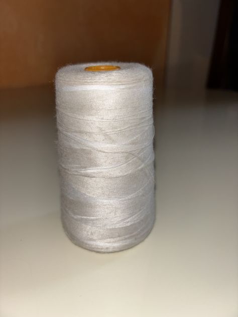 1 ROCCHETTO GRANDE DI FILO SOTTILE PER MACCHINA DA CUCIRE/CUCITO A MANO,USATO PO