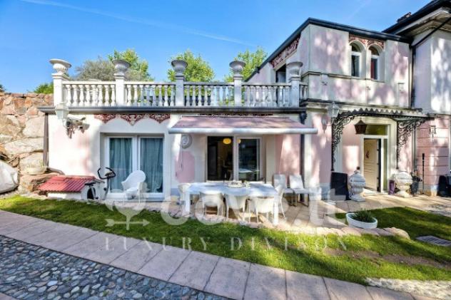 Villa di 286 m² con più di 5 locali e posto auto in vendita a Varese