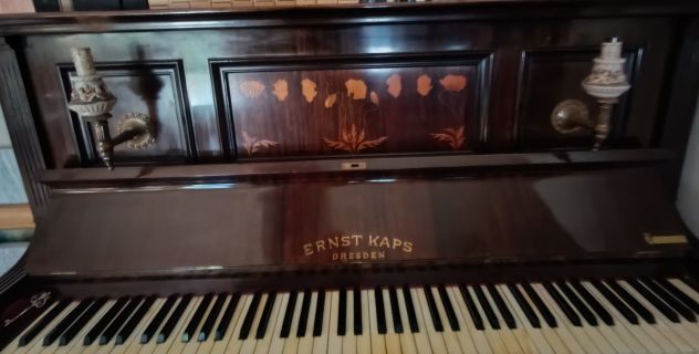 Pianoforte verticale Ernst Kaps di Dresda.