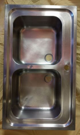 Lavello in acciaio da cucina a due vasche, compresi tubi di raccordo.