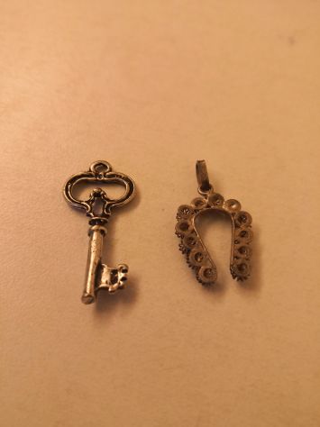 pendenti (2 pz) in argento, 1 chiave cm. 3 e 1 ferro di cavallo cm. 2, anni '80 - Foto 2