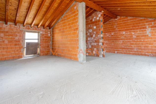 RUSTICO CON PROGETTO APPROVATO, DUE AUTORIMESSE E CORTILE - Foto 5