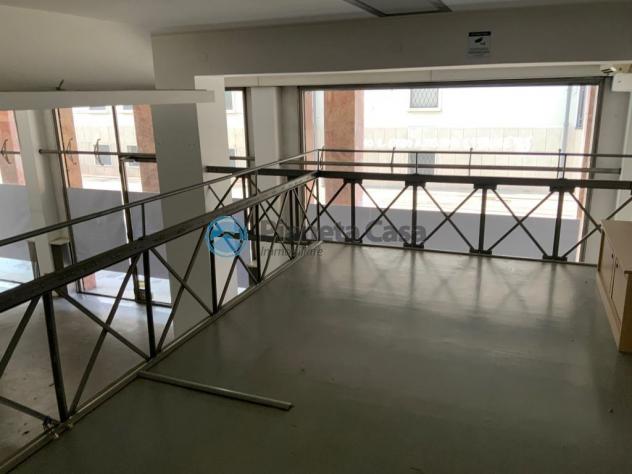 CENTRO STORICO: negozio con 4 vetrine, uffici e magazzino - Foto 7