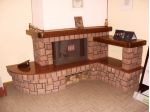 Caminetto ad angolo con rivestimento marmo