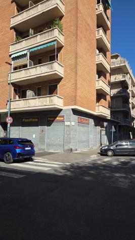 Negozio con tre vetrine, retro, bagno, cantina e box auto