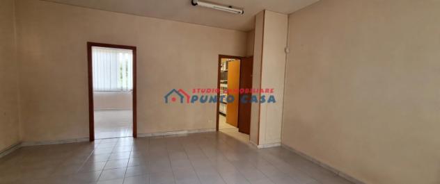 VIA VIRGILIO – Appartamento non arredato al P.T. rialzato, 130 mq ca. – 4 vani + acc. + n. 2 p.auto. Buone condizioni. Euro 500 CL GI - Foto 3