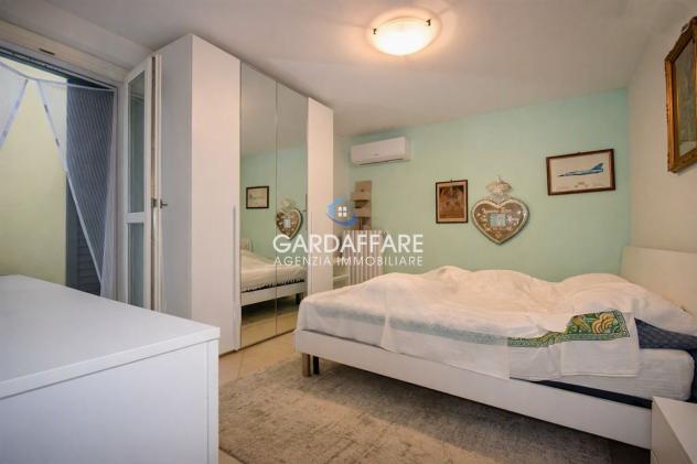 VILLETTA A SCHIERA DI TESTA CON GIARDINO SU TRE LATI E BELLISSIMO PORTICO VIVIBILE - Foto 12
