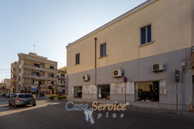 Ampio Locale Commerciale ad Angolo con Parcheggio Privato - Foto 3