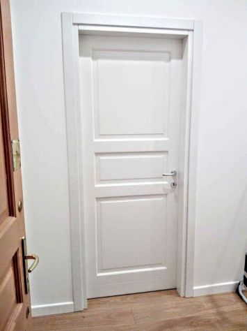 PORTE BIANCHE LACCATE CON CASSA E COPRIFILI IN LEGNO - Foto 5