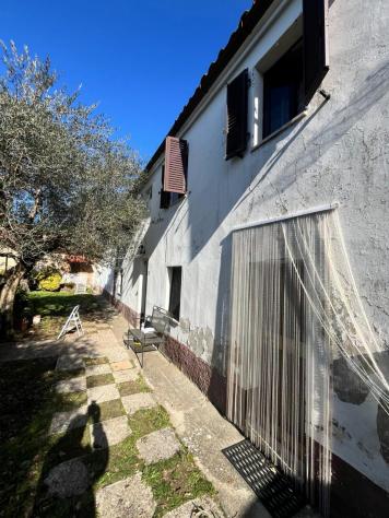 Nel Villaggio di Montebuono, a soli 10 km dalle Terme di Sorano e a 18 km da Pitigliano,
vendiamo un casale di circa 150 mq su due piani composto: Pi - Foto 2