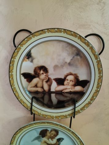 Set 3 vecchi piatti decorativi in porcellana con supporto in metallo. - Foto 3