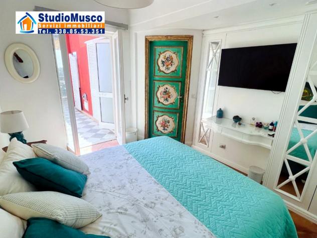 StudioMusco vende a Capri, in via Camerelle, la più prestigiosa strada dello shopping, introvabile appartamento con terrazzo a livello e vista panoram - Foto 9