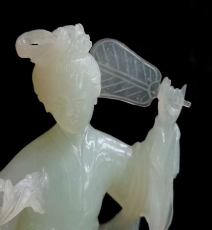 ANTICA SCULTURA GEISHA IN AUTENTICA GIADA CHIARA CON BASE LEGNO, CINA 1950 CIRCA - Foto 4