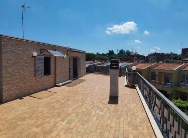 CASSIA BILOCALE ARREDATO CON TERRAZZO PERIMETRALE DI 150MQ - Foto 7
