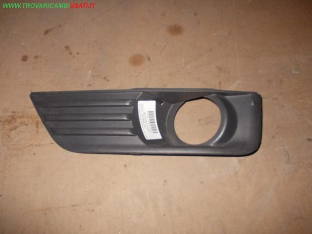 GRIGLIA LAT.S.PARAURTI ANT.(versione per proiettori fendinebbia) FORD FOCUS (CAP) 3p / 5p / Style Wagon  Carrozzeria  Lamierati esterni  Paraurti  Gri