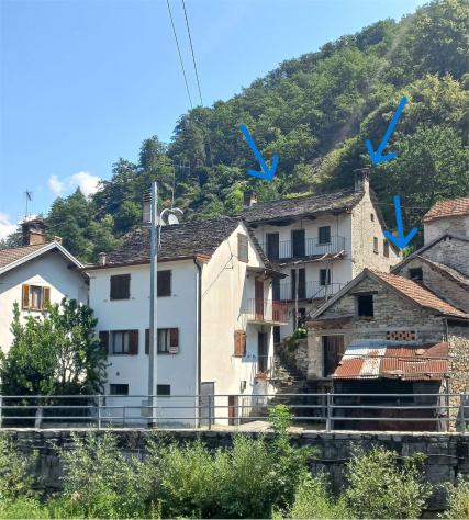 V000450 - CASA ANTICA CON RUSTICI E TERRENO