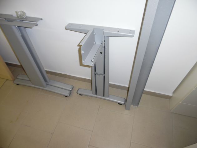 1 SCRIVANIA/TAVOLO GRANDE,ROBUSTA,OTTIME CONDIZIONI,COMPLETA,LEGNO,GAMBE METALLO - Foto 8