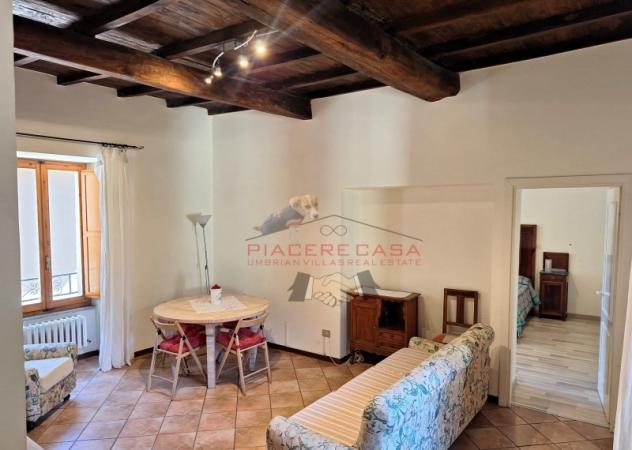 Orvieto centro - Appartamento al primo piano con balcone e locali accessori in vendita nel centro storico di Orvieto