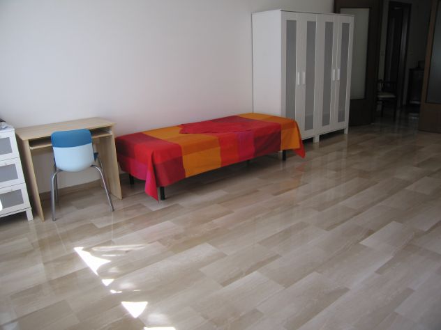 1 POSTO LETTO PER RAGAZZA IN ENORME DOPPIA CON TERRAZZO IN ZONA NAVILE - Foto 7