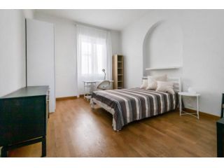 Appartamento di 18 m² con più di 5 locali in affitto a Milano