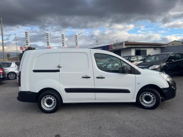 Peugeot Partner BlueHDi 100 L2 Furgone Premium con Porta laterale - Foto 4