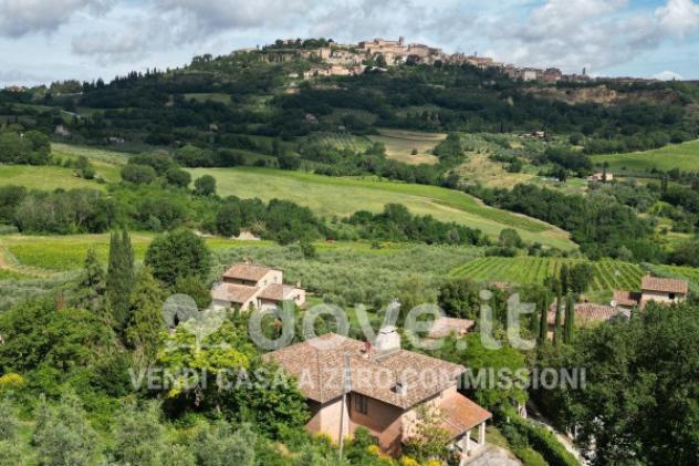 Rustico / Casale di 440 m² con più di 5 locali e box auto in vendita a Montepulciano - Foto 3