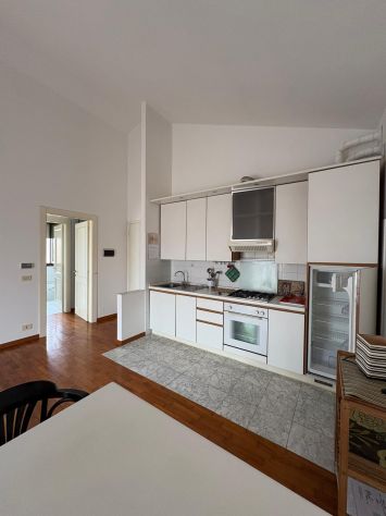 Loft-Attico privato-privato ottimo stato ampio balcone, garage 25mq e posto auto - Foto 5