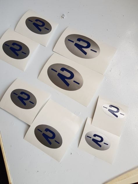 adesivi per camper rimor logo R su ovali fondo silver 8 pezzi varie misure