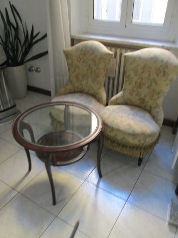 PRIVATO VENDE COPPIA DI POLTRONCINE "NONNINE" CON TAVOLINO IN LEGNO E CRISTALLO - Foto 5