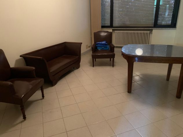 Salotto d'epoca in pelle (Divano + 2 Poltrone) e Tavolo ovale - Verbania
