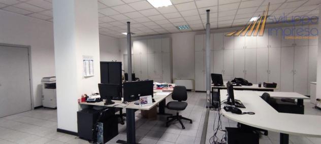 IMMOBILE DI RAPPRESENTANZA CON AMPIO TERRENO - Foto 8