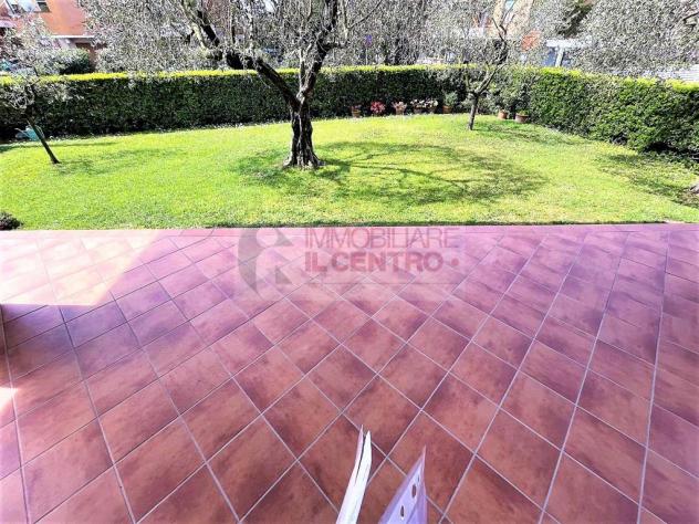 Vicino al Centro di Sarzana Villa trifamigliare con fondi commerciali e giardino - Foto 7