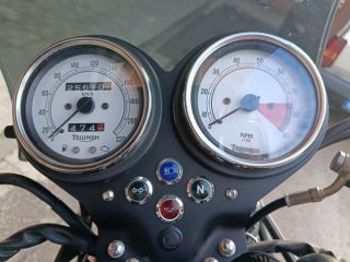 Triumph Thruxton 900