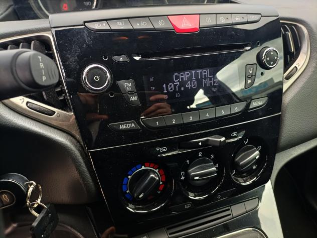 Lancia Ypsilon 1.2 69CV 5P PLATINUM - Foto 8