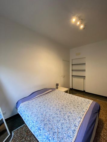 Camera con letto matrimoniale in appartamento condiviso