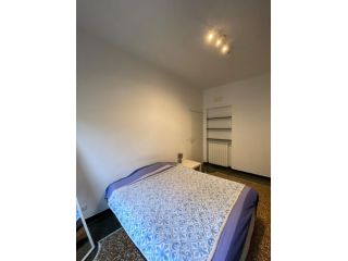 Camera con letto matrimoniale in appartamento condiviso