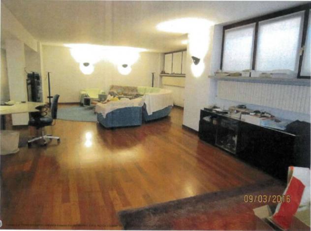 Immobile in asta di 676 m² con più di 5 locali e box auto doppio in vendita a Olgiate Olona