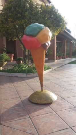 Gelato in fiberglass: Insegna cono gelato per esterno. Disponibile a TRENTO