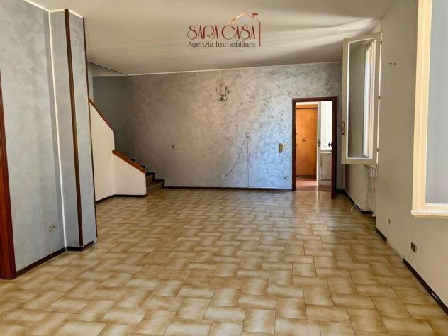 Appartamento disposto su due livelli in posizione centrale - Foto 3