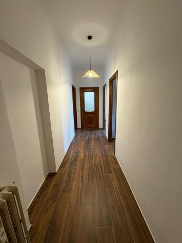 Trilocale ristrutturato con balcone e posto auto - Foto 8