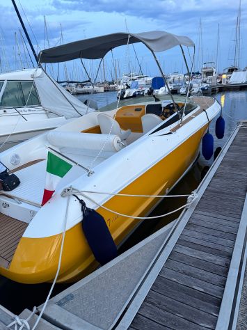 Barca a motore