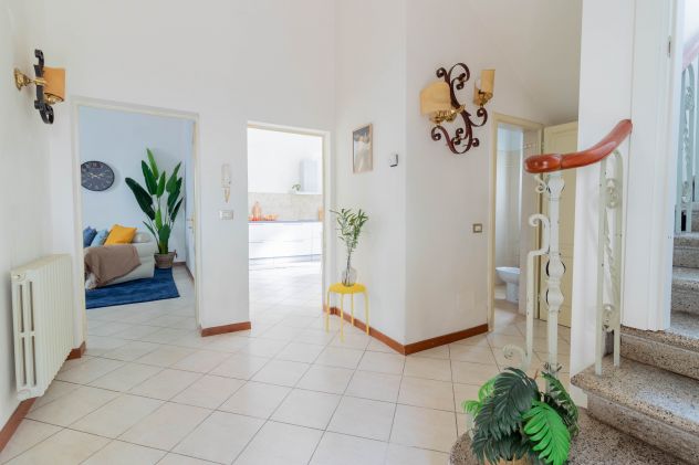 VILLA SINGOLA CON TRE CAMERE E GIARDINO DI 200 MQ - Foto 2
