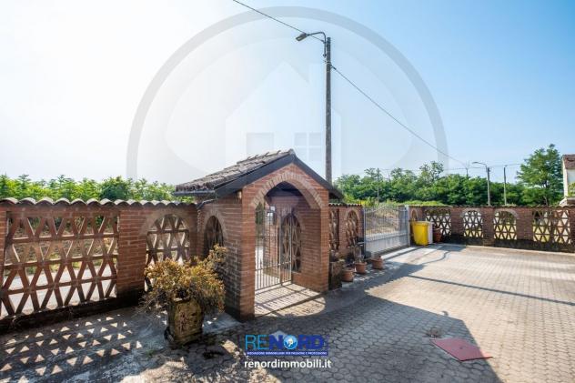 RIF. CC6262 - VALLE SALIMBENE - Villa indipendente suddivisa in due appartamenti, box auto, due cantine, ripostiglio e cortile privato. - Foto 7