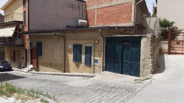 VENDESI CASA INDIPENDENTE DI 100 MQ CON GARAGE