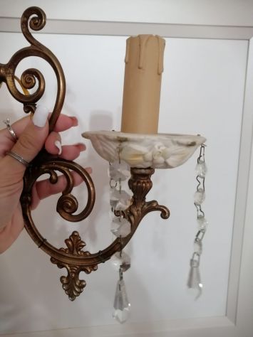 Coppia di vecchie applique funzionanti in ottone, ceramica, vetro e metallo. - Foto 6