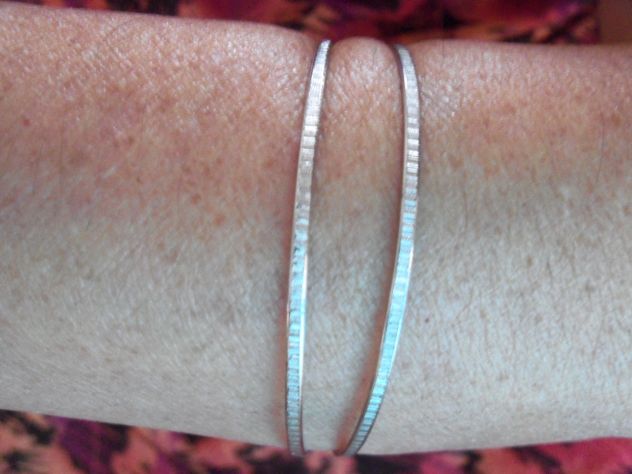 Braccialetti e porta chiavi in argento. - Foto 4
