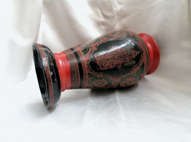 ANTICO VASO CERIMONIALE IN LEGNO LACCATO E FINEMENTE DECORATO, BIRMANIA. - Foto 5