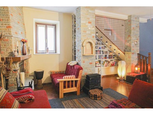 TRILOCALE terra-cielo RISTRUTTURATO in corte, con GIARDINO PRIVATO in corpo staccato - Foto 2